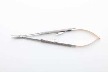 Çelik cerrahi aletler ve laboratuvar ekipmanları beyaz arka planda izole edilmiş. Profesyonel klinik aletleri. Tıbbi, cerrahi, ambulans ve veteriner konsepti. Yumuşak seçici odaklı yakın plan