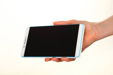İnsan eli, avucunda boş bir krom ekran olan modern bir akıllı telefonu tutar. Teknoloji ve reklam kavramı. Ayrıntılı yakın çekim stüdyo çekimi soyut beyaz arka planda izole