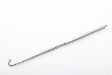 Çelik cerrahi aletler ve laboratuvar ekipmanları beyaz arka planda izole edilmiş. Profesyonel klinik aletleri. Tıbbi, cerrahi, ambulans ve veteriner konsepti. Yumuşak seçici odaklı yakın plan