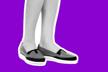 Bayan giysi ayakkabısı. Düşük deri ayakkabılar giyen uzun ince kadın bacakları. Fotokopi alanı olan moda modeli. Klasik ve günlük kıyafet konsepti. Detaylı yakın çekim stüdyo çekimi Magazin tarzı moda kolajı