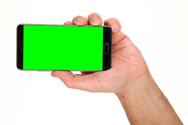 İnsan eli, avucunda boş bir krom ekran olan modern bir akıllı telefonu tutar. Teknoloji ve reklam kavramı. Ayrıntılı yakın çekim stüdyo çekimi soyut beyaz arka planda izole