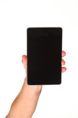 İnsan eli, avucunda boş bir krom ekran olan modern bir akıllı telefonu tutar. Teknoloji ve reklam kavramı. Ayrıntılı yakın çekim stüdyo çekimi soyut beyaz arka planda izole