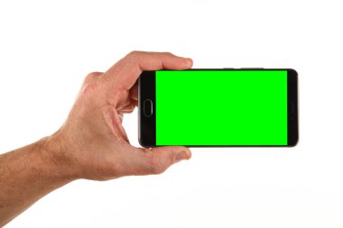 İnsan eli, avucunda boş bir krom ekran olan modern bir akıllı telefonu tutar. Teknoloji ve reklam kavramı. Ayrıntılı yakın çekim stüdyo çekimi soyut beyaz arka planda izole