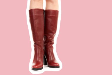 Bayan giysi ayakkabısı. Uzun ince kadın bacakları yüksek topuklu uzun çizme giyer. Fotokopi alanı olan moda modeli. Klasik ve günlük kıyafet konsepti. Ayrıntılı yakın çekim stüdyo çekimi. Dergi tarzı moda kolajı