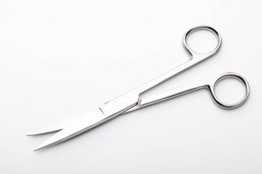 Çelik cerrahi aletler ve laboratuvar ekipmanları beyaz arka planda izole edilmiş. Profesyonel klinik aletleri. Tıbbi, cerrahi, ambulans ve veteriner konsepti. Yumuşak seçici odaklı yakın plan