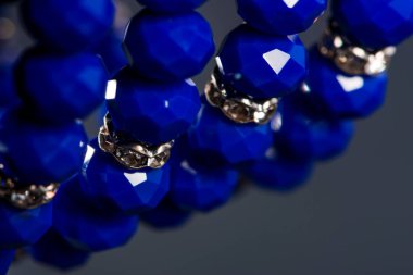 Güzel ve zarif el yapımı mücevher kolye ve renkli parlak boncuklar. Moda ve el işi aksesuarları. Soyut bulanık arkaplan üzerine yumuşak seçici odak ile sanat yakın plan