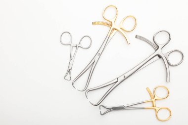 Çelik cerrahi aletler ve laboratuvar ekipmanları beyaz arka planda izole edilmiş. Profesyonel klinik aletleri. Tıbbi, cerrahi, ambulans ve veteriner konsepti. Yumuşak seçici odaklı yakın plan