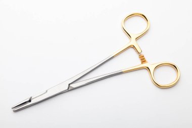 Çelik cerrahi aletler ve laboratuvar ekipmanları beyaz arka planda izole edilmiş. Profesyonel klinik aletleri. Tıbbi, cerrahi, ambulans ve veteriner konsepti. Yumuşak seçici odaklı yakın plan