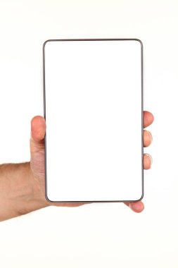 İnsan eli, avucunda boş bir krom ekran olan modern bir akıllı telefonu tutar. Teknoloji ve reklam kavramı. Ayrıntılı yakın çekim stüdyo çekimi soyut beyaz arka planda izole