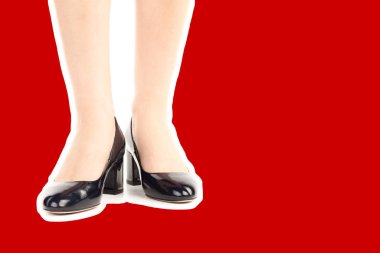 Bayan giysi ayakkabısı. Uzun ince kadın bacakları yüksek topuklu ayakkabı giyer. Fotokopi alanı olan moda modeli. Klasik ve günlük kıyafet konsepti. Ayrıntılı yakın çekim stüdyo çekimi. Dergi tarzı moda kolajı