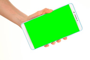 İnsan eli, avucunda boş bir krom ekran olan modern bir akıllı telefonu tutar. Teknoloji ve reklam kavramı. Ayrıntılı yakın çekim stüdyo çekimi soyut beyaz arka planda izole
