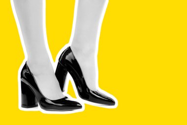 Bayan giysi ayakkabısı. Uzun ince kadın bacakları yüksek topuklu ayakkabı giyer. Fotokopi alanı olan moda modeli. Klasik ve günlük kıyafet konsepti. Ayrıntılı yakın çekim stüdyo çekimi. Dergi tarzı moda kolajı