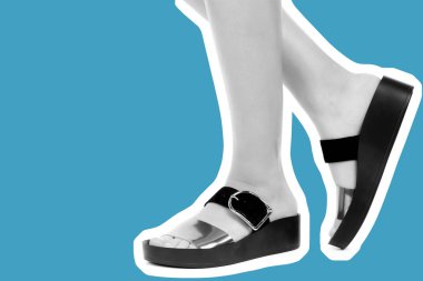 Bayan giysi ayakkabısı. Deri sandalet giyen uzun ince kadın bacakları. Fotokopi alanı olan moda modeli. Klasik ve günlük kıyafet konsepti. Ayrıntılı yakın çekim stüdyo çekimi. Dergi tarzı moda kolajı