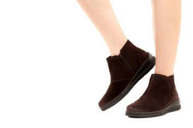 Bayan giysi ayakkabısı. Düşük deri ayakkabılar giyen uzun ince kadın bacakları. Fotokopi alanı olan moda modeli. Klasik ve günlük kıyafet konsepti. Ayrıntılı yakın çekim stüdyo çekimi beyaz arkaplanda izole edildi