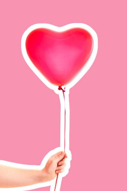Kadın eli kırmızı kauçuk, şişme kalp şeklinde balon tutuyor. Aşk, ilişki, sevgililer günü ve doğum günü kutlaması konsepti. Boş kopya alanı olan dergi tarzı moda kolajı