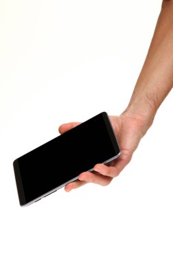 İnsan eli, avucunda boş bir krom ekran olan modern bir akıllı telefonu tutar. Teknoloji ve reklam kavramı. Ayrıntılı yakın çekim stüdyo çekimi soyut beyaz arka planda izole