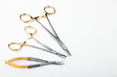 Çelik cerrahi aletler ve laboratuvar ekipmanları beyaz arka planda izole edilmiş. Profesyonel klinik aletleri. Tıbbi, cerrahi, ambulans ve veteriner konsepti. Yumuşak seçici odaklı yakın plan