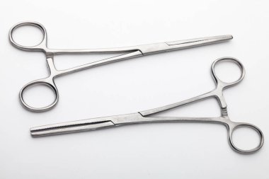 Çelik cerrahi aletler ve laboratuvar ekipmanları beyaz arka planda izole edilmiş. Profesyonel klinik aletleri. Tıbbi, cerrahi, ambulans ve veteriner konsepti. Yumuşak seçici odaklı yakın plan