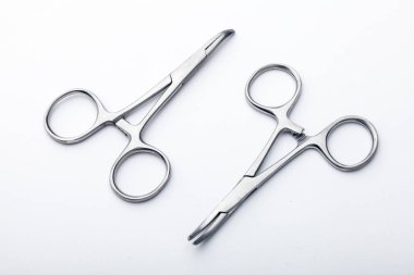 Çelik cerrahi aletler ve laboratuvar ekipmanları beyaz arka planda izole edilmiş. Profesyonel klinik aletleri. Tıbbi, cerrahi, ambulans ve veteriner konsepti. Yumuşak seçici odaklı yakın plan