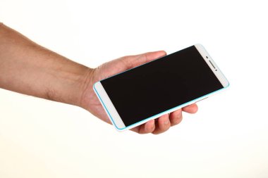İnsan eli, avucunda boş bir krom ekran olan modern bir akıllı telefonu tutar. Teknoloji ve reklam kavramı. Ayrıntılı yakın çekim stüdyo çekimi soyut beyaz arka planda izole