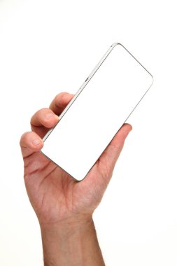 İnsan eli, avucunda boş bir krom ekran olan modern bir akıllı telefonu tutar. Teknoloji ve reklam kavramı. Ayrıntılı yakın çekim stüdyo çekimi soyut beyaz arka planda izole
