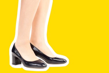 Bayan giysi ayakkabısı. Uzun ince kadın bacakları yüksek topuklu ayakkabı giyiyor. Fotokopi alanı olan moda modeli. Klasik ve günlük kıyafet konsepti. Ayrıntılı yakın çekim stüdyo çekimi. Dergi tarzı moda kolajı