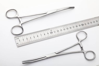 Çelik cerrahi aletler ve laboratuvar ekipmanları beyaz arka planda izole edilmiş. Profesyonel klinik aletleri. Tıbbi, cerrahi, ambulans ve veteriner konsepti. Yumuşak seçici odaklı yakın plan