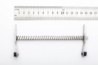 Çelik cerrahi aletler ve laboratuvar ekipmanları beyaz arka planda izole edilmiş. Profesyonel klinik aletleri. Tıbbi, cerrahi, ambulans ve veteriner konsepti. Yumuşak seçici odaklı yakın plan