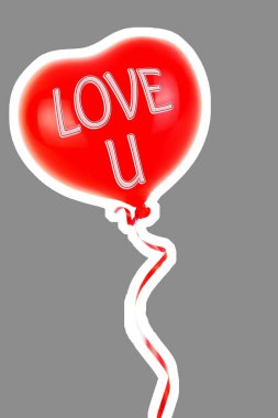 Kırmızı lastik şişme kalp şeklinde balon. Aşk, ilişki, sevgililer günü ve doğum günü kutlaması konsepti. Boş kopya alanı olan dergi tarzı moda kolajı