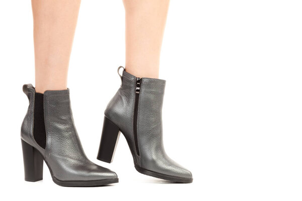 Женская обувь для одежды. Длинные тонкие женские ноги в туфлях на высоких каблуках. Мода макет с копировальным пространством. Классическая и повседневная одежда. Подробная съемка студии крупным планом на белом фоне
.