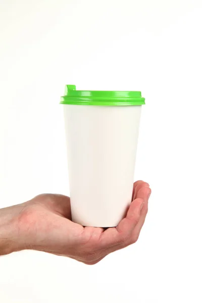 人的手拿着一个空白纸杯 上面有塑料帽 用一次性杯子盛茶或咖啡的概念 带有复制空间和文字或标识位置的模拟 被白色背景隔离 — 图库照片