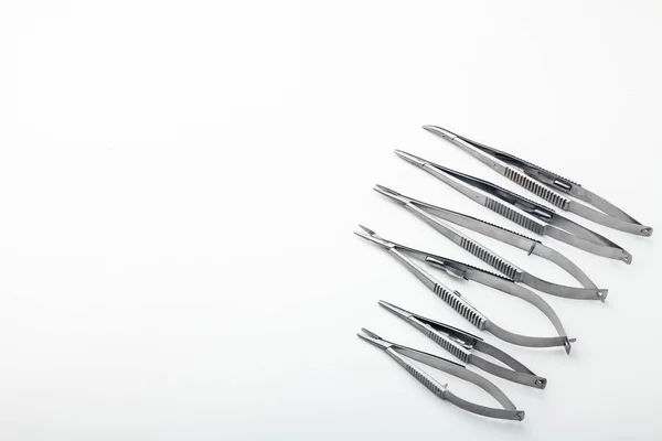 Stalowe Narzędzia Chirurgiczne Sprzęt Laboratoryjny Odizolowane Białym Tle Profesjonalne Instrumenty — Zdjęcie stockowe