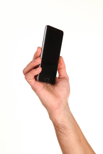 İnsan eli, avucunda boş bir krom ekran olan modern bir akıllı telefonu tutar. Teknoloji ve reklam kavramı. Ayrıntılı yakın çekim stüdyo çekimi soyut beyaz arka planda izole