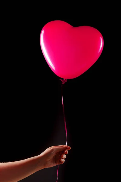 女性の手は赤いゴムインフレータブルハート形の風船を保持します バレンタインデーと誕生日のお祝いの概念 スタジオは 空白コピースペースで抽象的なぼやけた背景で撮影しました — ストック写真