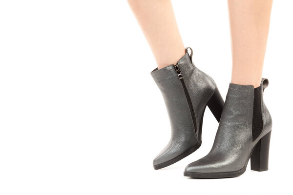 Женская обувь для одежды. Длинные тонкие женские ноги в туфлях на высоких каблуках. Мода макет с копировальным пространством. Классическая и повседневная одежда. Подробная съемка студии крупным планом на белом фоне
.