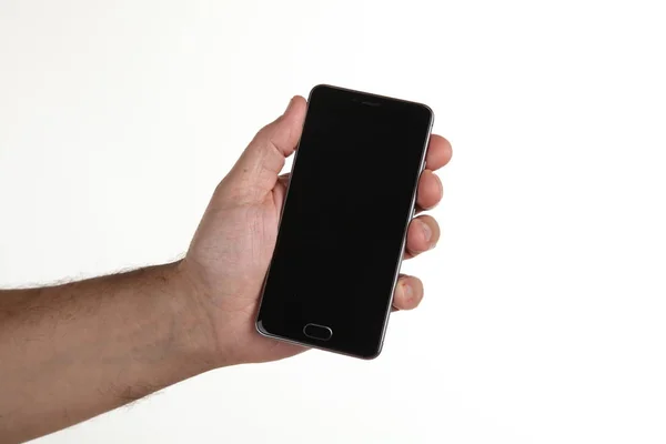 İnsan eli, avucunda boş bir krom ekran olan modern bir akıllı telefonu tutar. Teknoloji ve reklam kavramı. Ayrıntılı yakın çekim stüdyo çekimi soyut beyaz arka planda izole