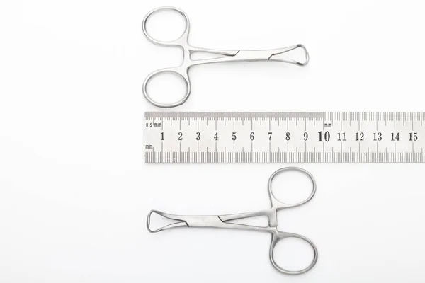 Χαλύβδινα Χειρουργικά Εργαλεία Και Εργαστηριακός Εξοπλισμός Που Απομονώνονται Λευκό Φόντο — Φωτογραφία Αρχείου