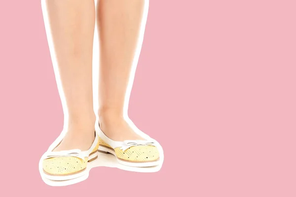 Женская Обувь Одежды Длинные Тонкие Женские Ноги Низких Кожаных Туфлях — стоковое фото
