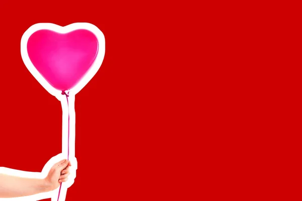 Ženská Ruka Drží Růžový Gumový Nafukovací Balón Tvaru Srdce Láska — Stock fotografie