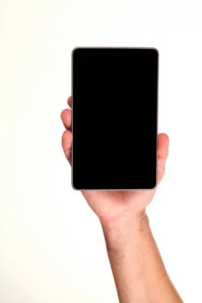 人間の手は手のひらに空白のクロマキー画面を持つ現代的なスマートフォンを保持しています テクノロジーと広告の概念 抽象的なぼやけた白い背景に隔離された詳細なクローズアップスタジオショット — ストック写真