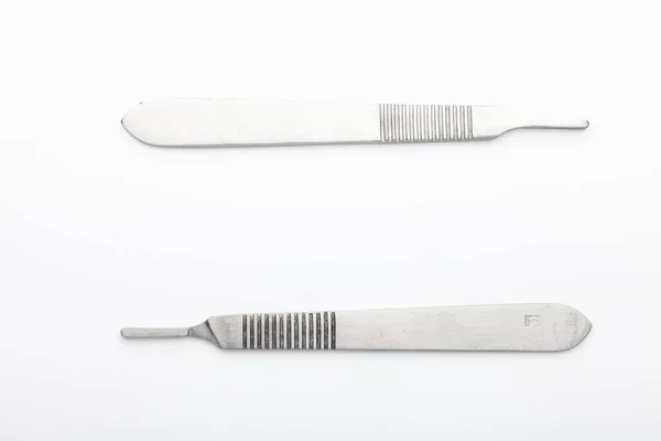 Χαλύβδινα Χειρουργικά Εργαλεία Και Εργαστηριακός Εξοπλισμός Που Απομονώνονται Λευκό Φόντο — Φωτογραφία Αρχείου