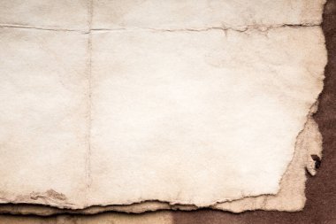 Eski kağıt çarşaf. Toz ve kirli lekelerle dolu boş bir arka plan. Eski ve antika sanat konsepti. Ayrıntılı yakın çekim stüdyo çekimi. Ön manzara. Ayarlanmış