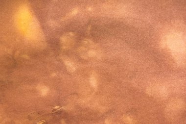 Eski kağıt çarşaf. Toz ve kirli lekelerle dolu boş bir arka plan. Eski ve antika sanat konsepti. Ayrıntılı yakın çekim stüdyo çekimi. Ön manzara. Ayarlanmış