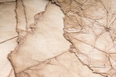 Eski kağıt çarşaf. Toz ve kirli lekelerle dolu boş bir arka plan. Eski ve antika sanat konsepti. Ayrıntılı yakın çekim stüdyo çekimi. Ön manzara. Ayarlanmış