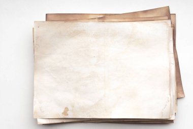 Eski kağıt çarşaf. Toz ve kirli lekelerle dolu boş bir arka plan. Eski ve antika sanat konsepti. Ayrıntılı yakın çekim stüdyo çekimi. Ön manzara. Ayarlanmış