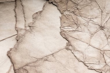 Eski kağıt çarşaf. Toz ve kirli lekelerle dolu boş bir arka plan. Eski ve antika sanat konsepti. Ayrıntılı yakın çekim stüdyo çekimi. Ön manzara. Ayarlanmış