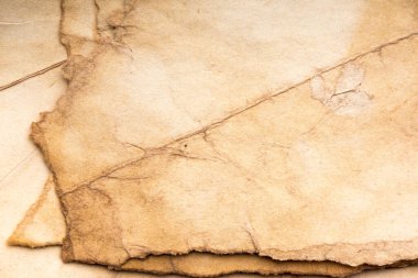 Eski kağıt çarşaf. Toz ve kirli lekelerle dolu boş bir arka plan. Eski ve antika sanat konsepti. Ayrıntılı yakın çekim stüdyo çekimi. Ön manzara. Ayarlanmış