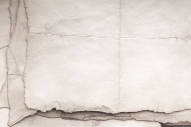 Eski kağıt çarşaf. Toz ve kirli lekelerle dolu boş bir arka plan. Eski ve antika sanat konsepti. Ayrıntılı yakın çekim stüdyo çekimi. Ön manzara. Ayarlanmış