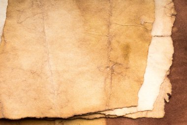 Eski kağıt çarşaf. Toz ve kirli lekelerle dolu boş bir arka plan. Eski ve antika sanat konsepti. Ayrıntılı yakın çekim stüdyo çekimi. Ön manzara. Ayarlanmış