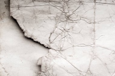 Eski kağıt çarşaf. Toz ve kirli lekelerle dolu boş bir arka plan. Eski ve antika sanat konsepti. Ayrıntılı yakın çekim stüdyo çekimi. Ön manzara. Ayarlanmış